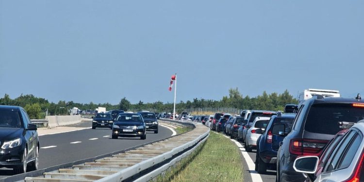 Mokri i skliski kolnici diljem zemlje, mogući su zastoji na Jadranskoj magistrali