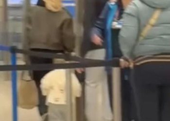 Molly-Mae Hague i Tommy Fury i dalje potiču glasine da se njihov odnos vraća jer se par vide zajedno na aerodromu Manchester s kćeri Bambi