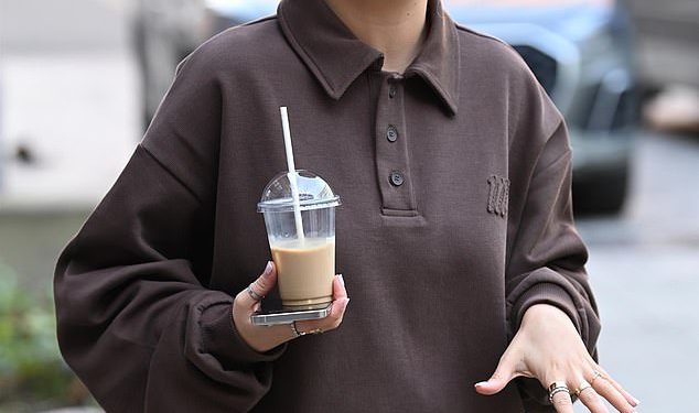 Molly-Mae Hague izgleda elegantno u crnom kaputu dok otvara Maebe Pop-up kafić kako bi proslavila Međunarodni dan žena