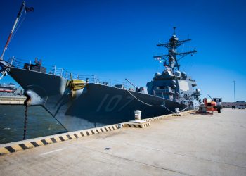 Mornarički ratni brod jednom se koristio za borbu protiv Houthisa sada kreće prema američkoj južnoj granici
