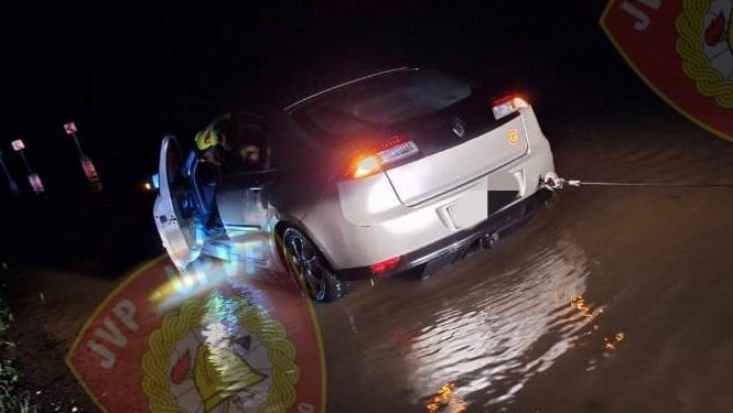 NAKON OBILNE KIŠE Umaški vatrogasci noćas iz poplave spašavali automobil