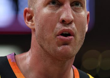 NBA zvijezda Mason Plumlee ostavila je krvavo nakon kaotične svađe sa Stevenom Adamsom u Suns-Rockets Game