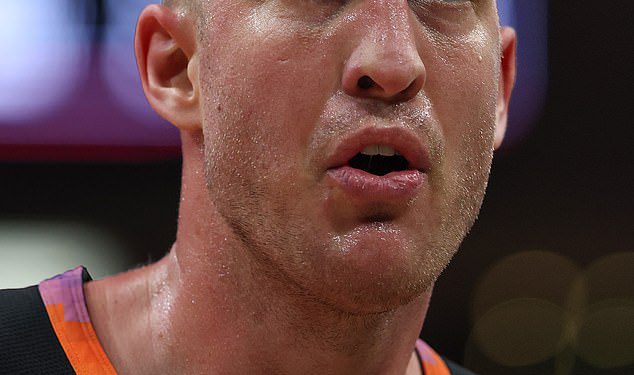 NBA zvijezda Mason Plumlee ostavila je krvavo nakon kaotične svađe sa Stevenom Adamsom u Suns-Rockets Game