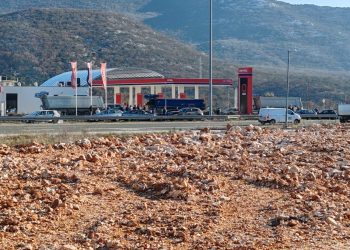 NESREĆA U DUGOPOLJU Više automobila se sudarilo, stiže Hitna. Promet se odvija otežano