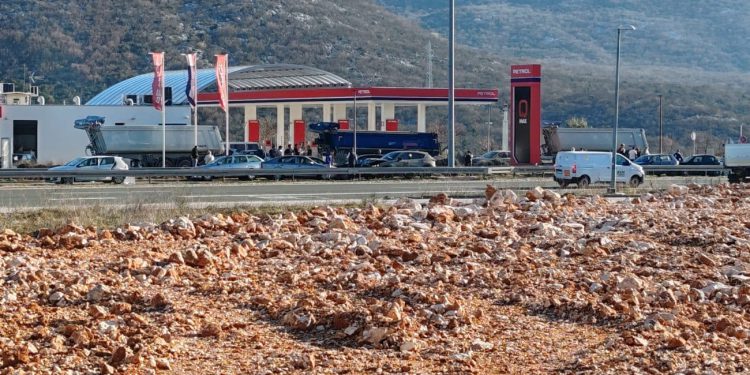 NESREĆA U DUGOPOLJU Više automobila se sudarilo, stiže Hitna. Promet se odvija otežano