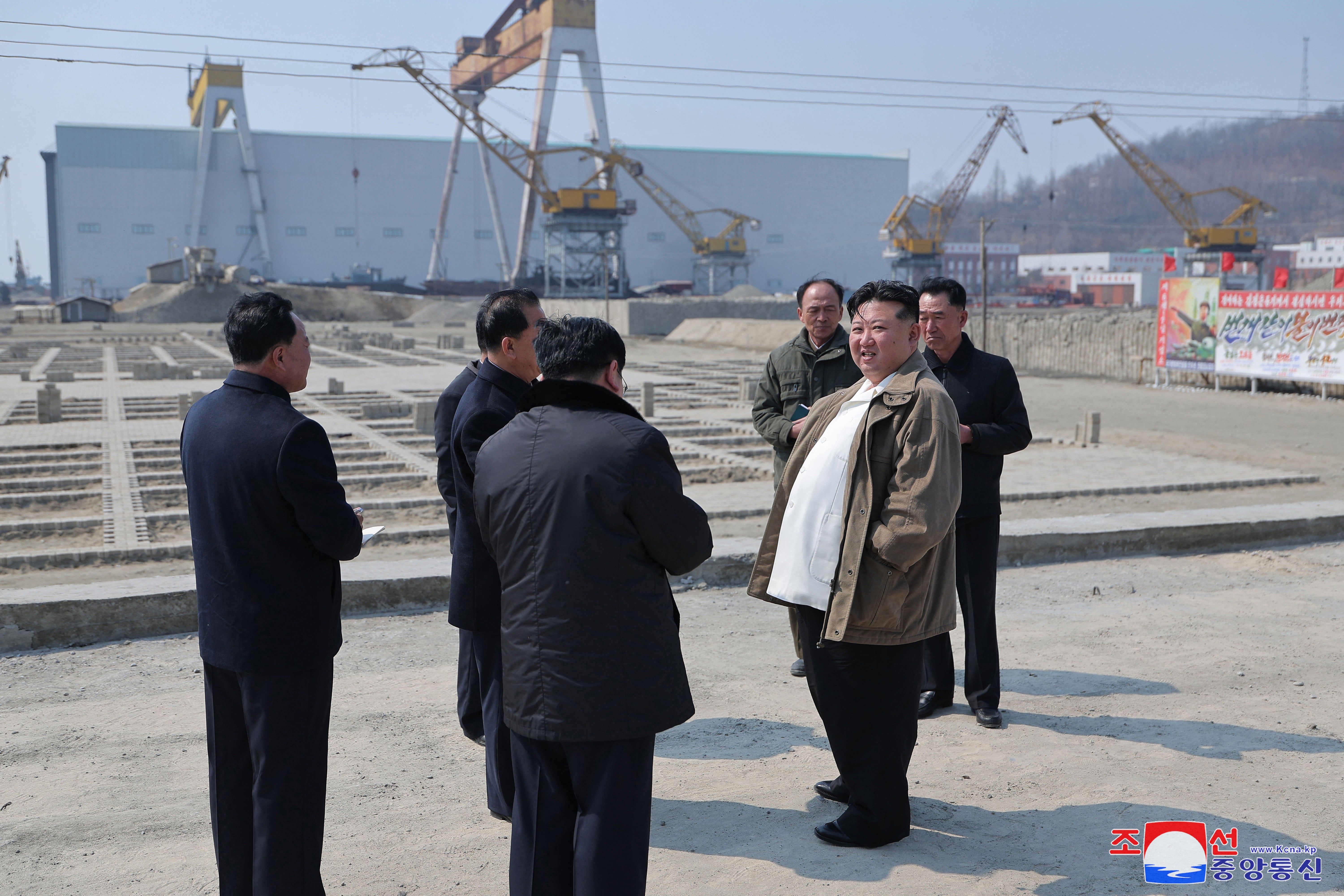 Ova slika snimljena 20. ožujka 2025. prikazuje sjevernokorejsku vođu Kim Jong Un (R) koji pregledava brodogradilište Nampo u Nampu