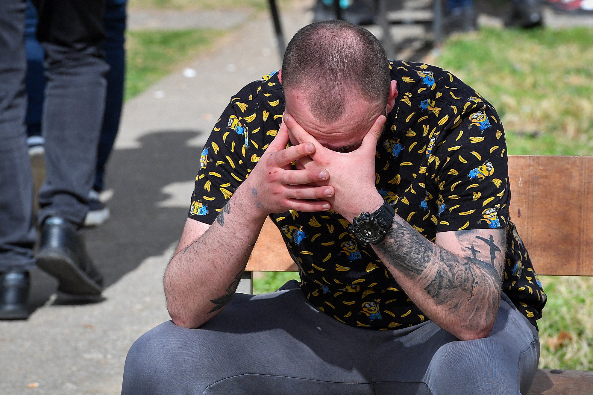 Rođak žrtava preko noći u prepunom noćnom klubu u Sjevernoj Makedoniji, pričekajte vijesti o njihovim najmilijima u Općoj bolnici Kocani u Kocaniju, 16. ožujka 2025.