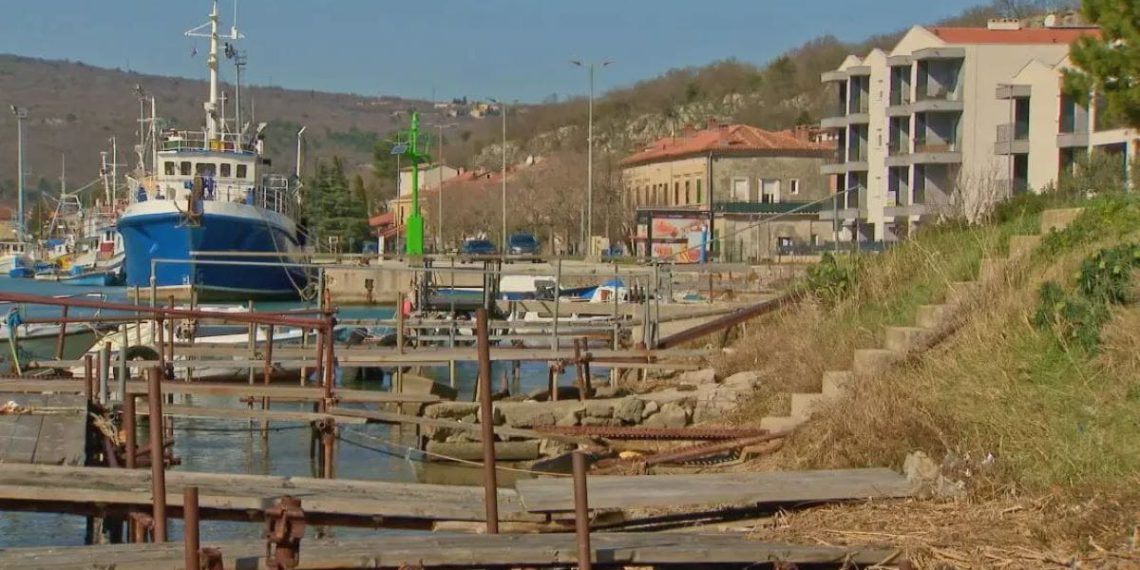 Na samom kraju Plominskog zaljeva, podno Plominske gore, smjestila se luka Plomin