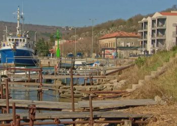 Na samom kraju Plominskog zaljeva, podno Plominske gore, smjestila se luka Plomin
