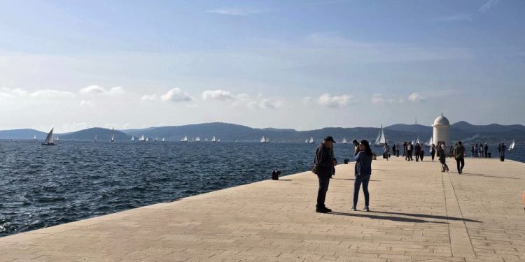 Na sjevernom Jadranu bura, posebno podno Velebita, a na južnom umjereon i jako jugo