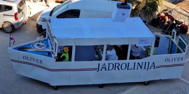 Na viškim maškarama pažnju je zaokupio jedan brod: "Dva put san umra"