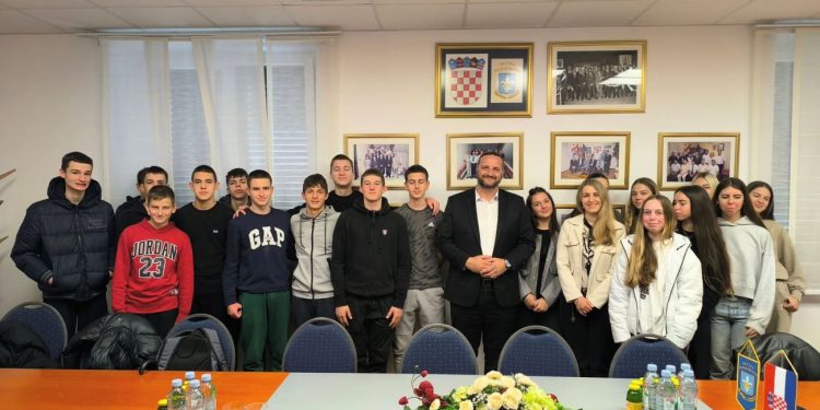 Načelnik Podstrane primio učenike OŠ Strožanac, pogledajte slike