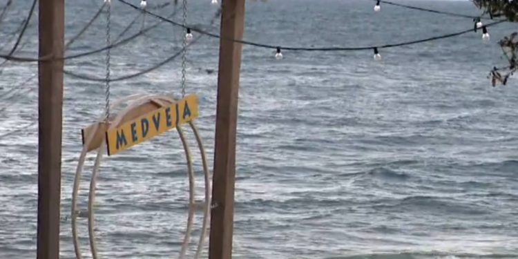 Nakon tajnog sastanka kamp kod Lovrana otkazuje rezervacije, stižu strani radnici