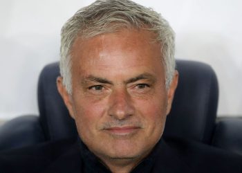 Napadi svetaca-maksimina, Mourinho odgovara: “To je prekomjerna težina”