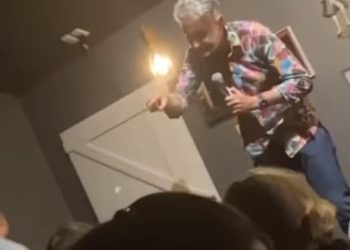 Napet trenutak Dave Hughes izbija na pozornici na pozornici i pokreće tri žene iz njegove komične emisije