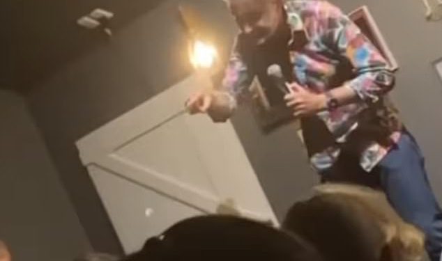 Napet trenutak Dave Hughes izbija na pozornici na pozornici i pokreće tri žene iz njegove komične emisije