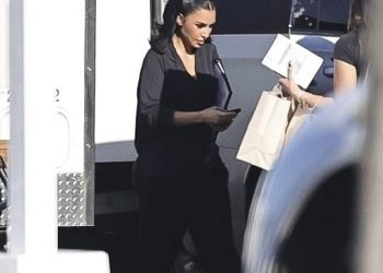 Napeti Kim Kardashian pokazuje opterećenje seta usred bolesnih napada Kanye West