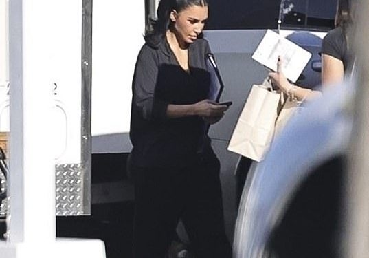 Napeti Kim Kardashian pokazuje opterećenje seta usred bolesnih napada Kanye West