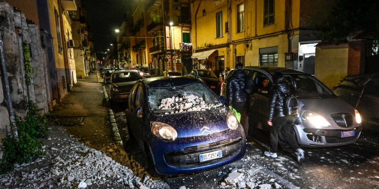 Napulj je uzgajao jedan od najgorih potresa u 40 godina, a stanovnici su prisiljeni spavati na ulicama