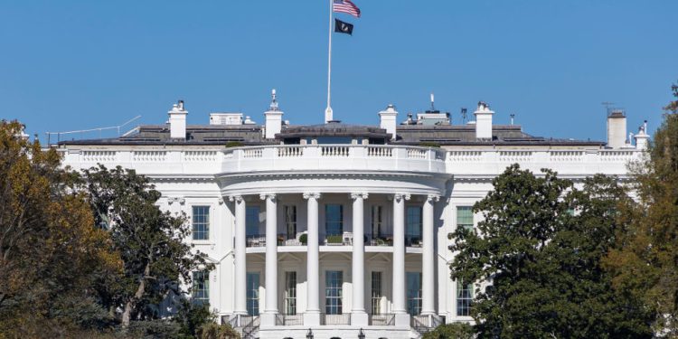 Nas guraju da omekšamo antiruski jezik u G7 dokumentu-Bloomberg-RT World News