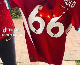 Navijač Liverpoola spaljuje Trent Alexander-Arnold majicu u šokantnom prosvjedu protiv zvijezde blizu Real Madridskog poteza