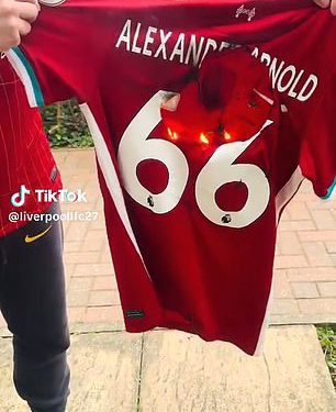 Navijač Liverpoola spaljuje Trent Alexander-Arnold majicu u šokantnom prosvjedu protiv zvijezde blizu Real Madridskog poteza