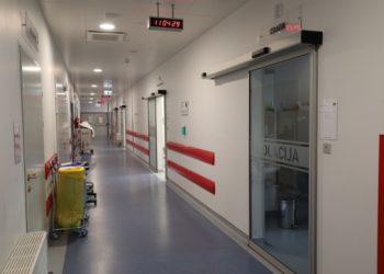 Nesebična gesta policajca: Dao svoje vozilo supružnicima koji su žurili u bolnicu zbog porođaja i ostali bez goriva