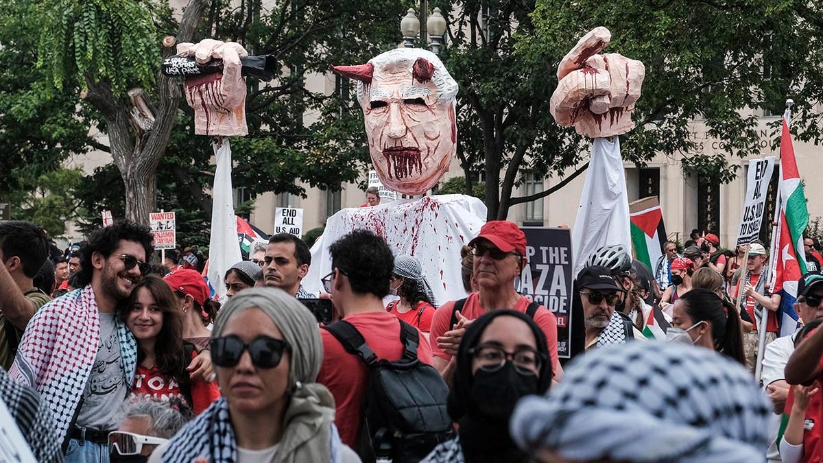 Anti-izraelski aktivisti marširaju u Washington, DC tijekom obraćanja izraelskog premijera Netanyahua Kongresu