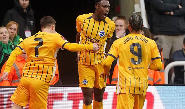 Newcastle 1-2 Brighton: Seagulls Seal FA Cup četvrtfinalno mjesto zahvaljujući dodatnom štrajku Dannyja Welbecka … budući da su obje strane smanjene na 10 muškaraca