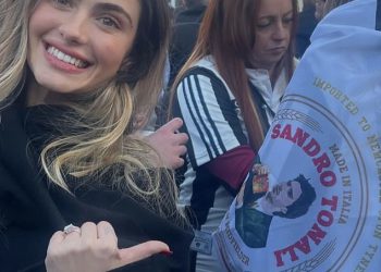 Newcastle Wags pogodio je toon! Glamurozni partner zvijezda od 52 milijuna funti miješa se s obožavateljima u Covent Gardenu dok se supružnici spuštaju u London radi finala Carabao Cupa protiv Liverpoola