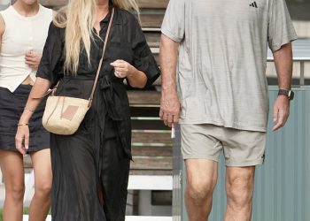 Nicky Brownless i Garry Lyons izgledaju opušteni dok se šetaju u Noosi nakon što su na vjenčanju popravljali ograde s Nickyjevim bivšim Billyjem