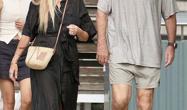 Nicky Brownless i Garry Lyons izgledaju opušteni dok se šetaju u Noosi nakon što su na vjenčanju popravljali ograde s Nickyjevim bivšim Billyjem