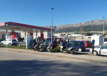 Nije zbog poskupljenja goriva: Pogledajte ogromne redovi ispred splitske benzinske crpke