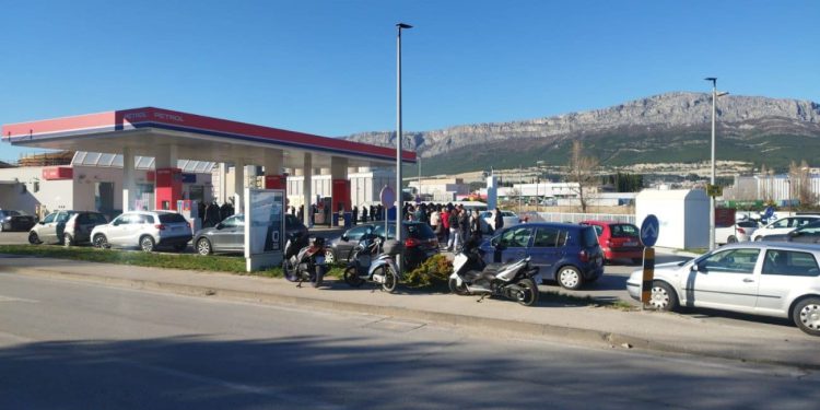 Nije zbog poskupljenja goriva: Pogledajte ogromne redovi ispred splitske benzinske crpke