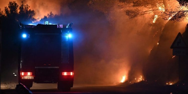 Nisu samo gorjeli kontejneri u Splitu, pune ruke posla imali su i vatrogasci u Zagori
