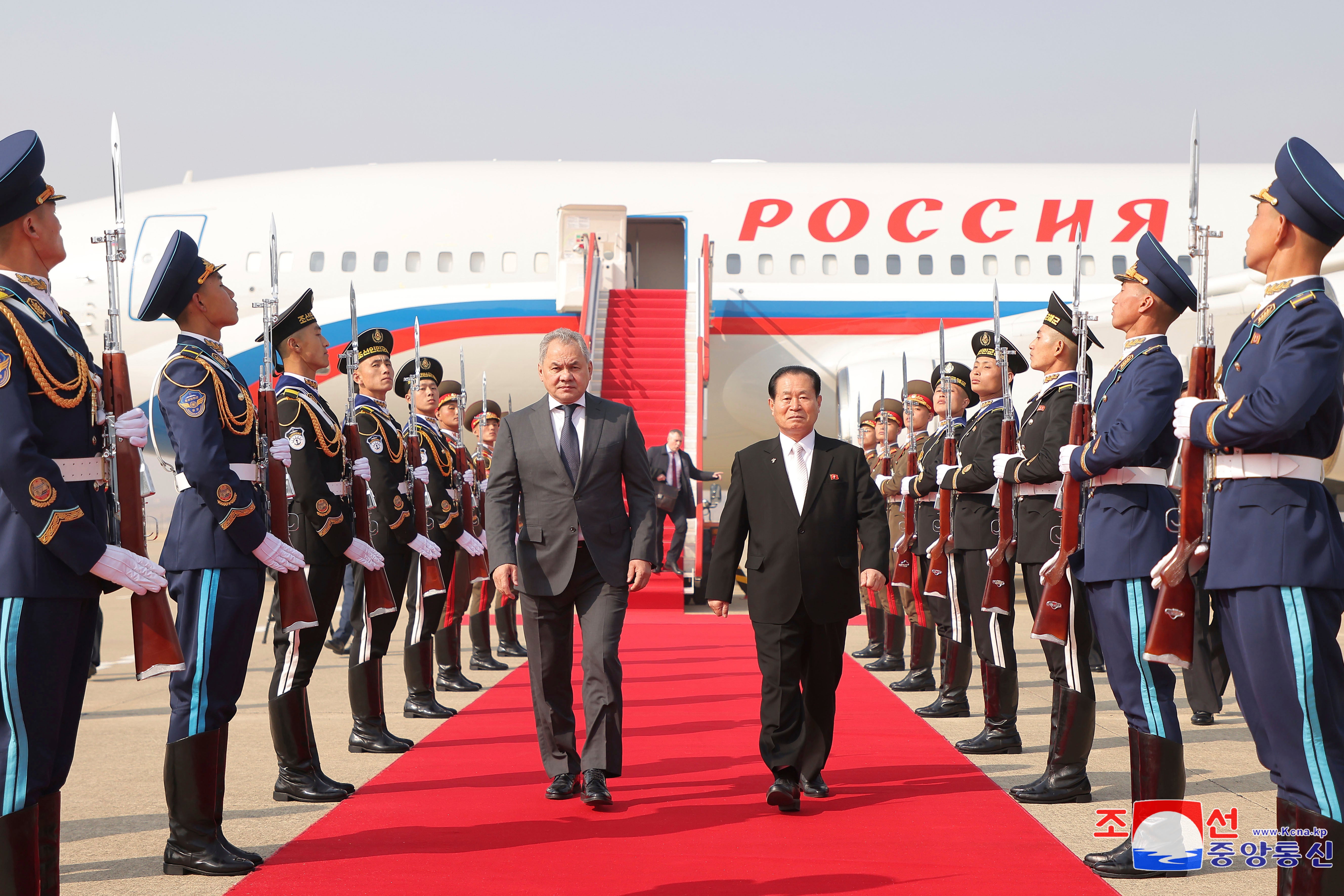 Ruski sekretar Vijeća sigurnosti, Sergey Shoigu, lijevo u sredini, stigao je u petak na aerodrom Pjongjang, a primio ga je partijski sekretar Park Chung-Cheon, na fotografiji koju je pružila sjevernokorejska vlada