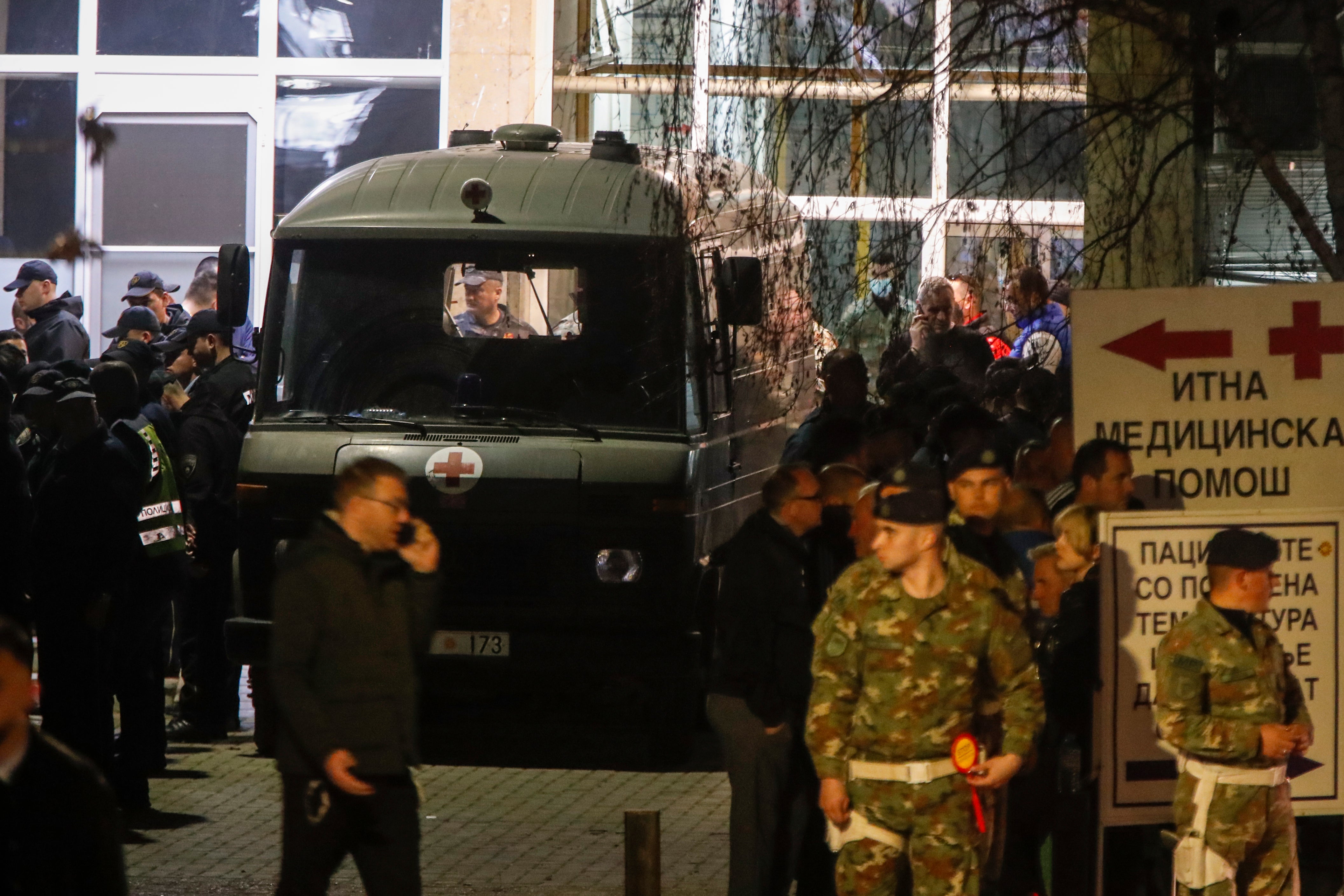 Vojna hitna pomoć parkirana je ispred bolnice prije prevoza tijela žrtava u gradu Kocani, Sjeverna Makedonija, nedjelja, 16. ožujka 2025.
