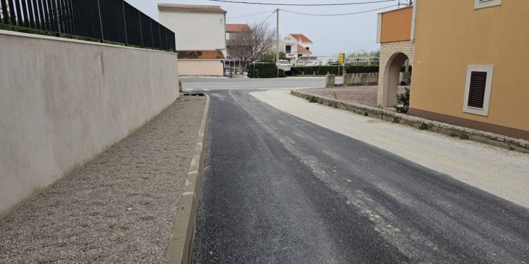 Novi asfalt i proširenje ceste na dijelu ulice u Strožancu i Grljevcu