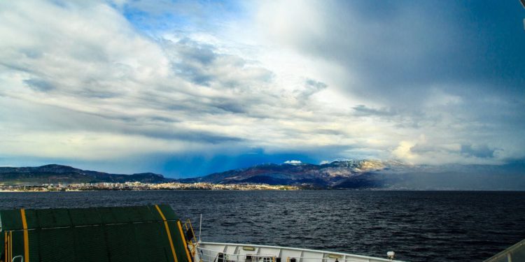 Oblačno s kišom uz umjerenu do jaku buru