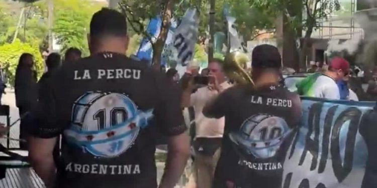 Obožavatelji Maradone oslobodili su se izvan terena: trube, bubnjevi i zborovi