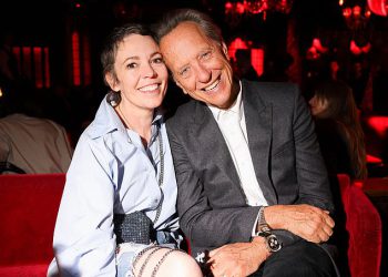 Olivia Colman i Richard E. Grant Beam od uha do uha dok se pridružuju slavnim prijateljima na Stella McCartney After Party tijekom Pariškog tjedna mode