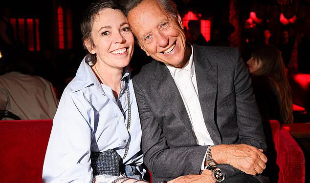 Olivia Colman i Richard E. Grant Beam od uha do uha dok se pridružuju slavnim prijateljima na Stella McCartney After Party tijekom Pariškog tjedna mode