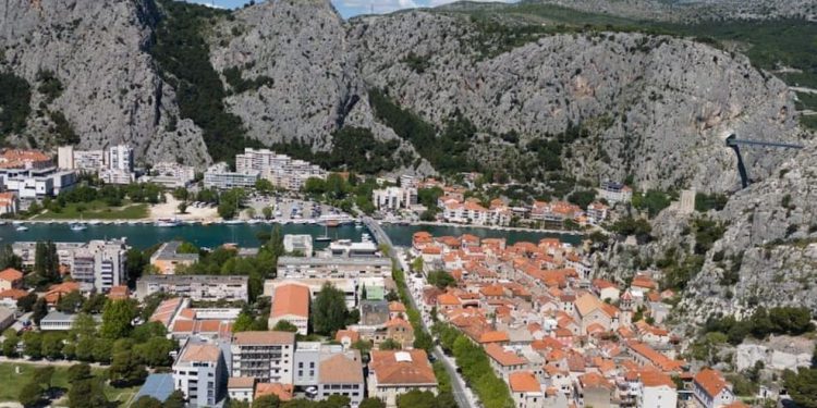 Djecu u Omišu prevozio u kombiju s neispravnim kočnicama