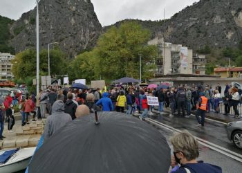 Omišani na nogama. Izašli na prosvjed, ne žele čuti za marinu na ušću Cetine