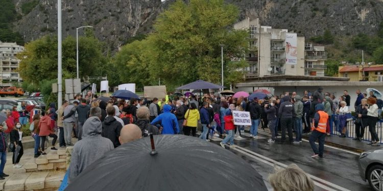 Omišani na nogama. Izašli na prosvjed, ne žele čuti za marinu na ušću Cetine