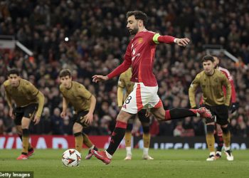 Orlo-oči United navijača uočavaju Savage X ocjenu poruke na loptu hat-trick Bruna Fernandesa nakon što su ga suigrači ismijavali nakon hat-trika Europa lige Europa lige