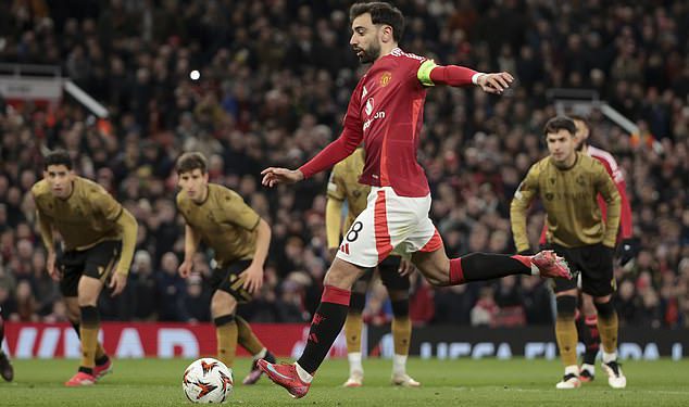 Orlo-oči United navijača uočavaju Savage X ocjenu poruke na loptu hat-trick Bruna Fernandesa nakon što su ga suigrači ismijavali nakon hat-trika Europa lige Europa lige