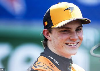 Oscar Piastri tvrdi da je njegov prvi ikada pol pozicija u Kini Grand Prix kvalificirao se s suigračem McLarena Lando Norrisom treći iza Mercedesa Georgea Russella