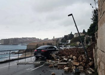 Oštećeni automobili, blokiran promet: Odron zasuo cestu poviše Banja (FOTO)