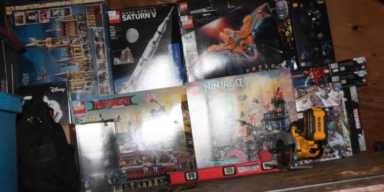 Osumnjičeni uhićen nakon što je provalio u trgovinu igračaka i uzeo Legos vrijedan 10.000 dolara, kažu policajci